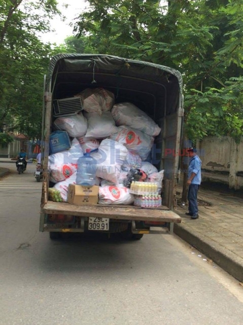 Bảo vệ c&ocirc;ng ty HUDS&nbsp;đưa t&agrave;i sản của si&ecirc;u thị l&ecirc;n xe tải chở đi.