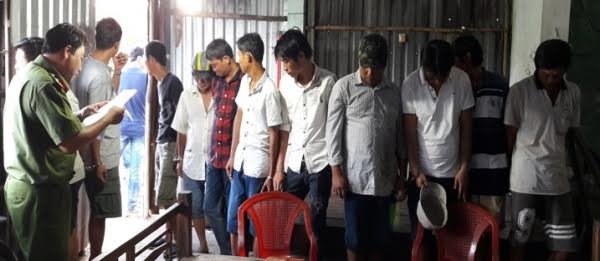 C&aacute;c đ&ocirc;i tượng&nbsp;gia đ&aacute; g&agrave; ăn tiền bị lực lượng c&ocirc;ng an tạm giữ.