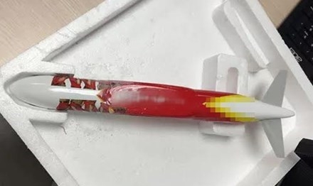 M&aacute;y bay m&ocirc; h&igrave;nh chứa bột trắng được đưa đi gi&aacute;m định.