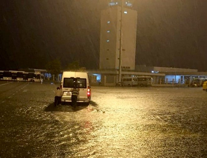 L&atilde;nh đạo s&acirc;n bay T&acirc;n Sơn Nhất phủ nhận chuyện ngập nặng