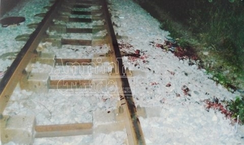 Hiện trường vụ tai nạn giao th&ocirc;ng đường sắt trong đ&ecirc;m.