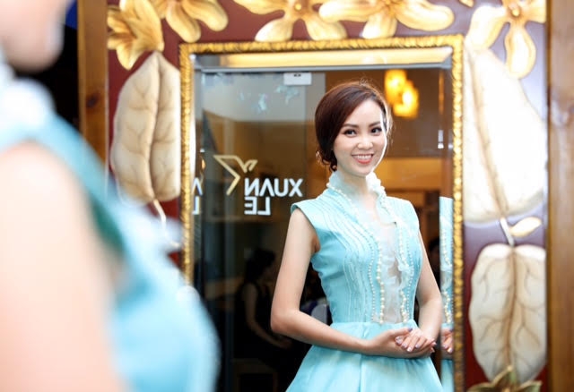 Thụy V&acirc;n đi chọn v&aacute;y l&agrave;m MC Hoa hậu Việt Nam 2016