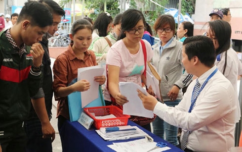 C&aacute;c trường thi nhau hạ điểm để mong tuyển đủ chỉ ti&ecirc;u.