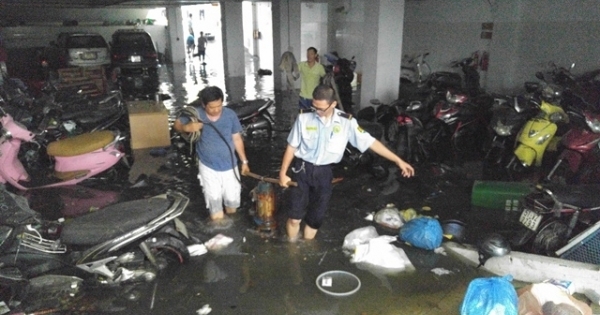 Nhiều tầng hầm tại Sài Gòn biến thành hồ chứa nước, sau trận mưa lớn