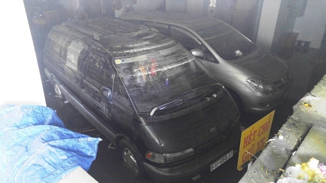 Hai chiếc &ocirc; t&ocirc; d&iacute;nh b&ugrave;n v&agrave; c&ograve;n bị ng&acirc;m trong nước.