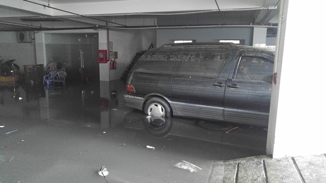 Trước đ&oacute; nước ngập gần 2m khiến 2 chiếc &ocirc; t&ocirc; n&agrave;y bị nước nhấn ch&igrave;m.