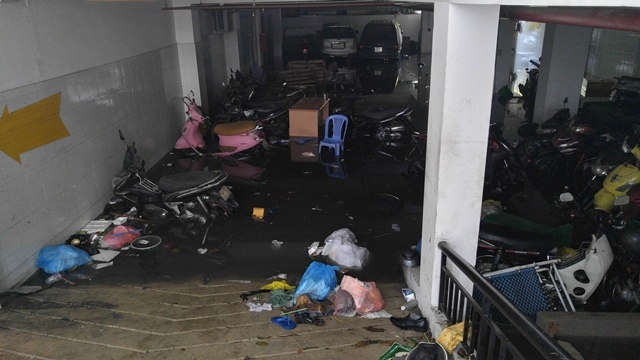 H&agrave;ng chục xe m&aacute;y bị tr&igrave;m trong biển nước.