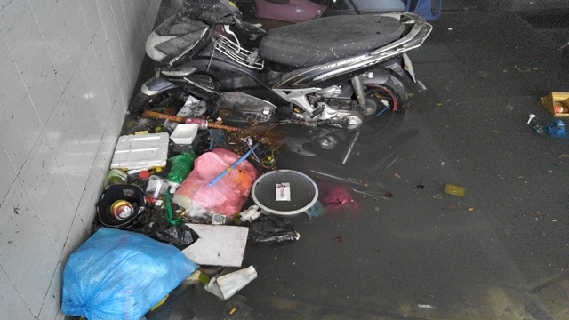 R&aacute;c thải từ b&ecirc;n ngo&agrave;i tr&agrave;n v&agrave;o tầng hầm, nổi bồng bềnh c&ugrave;ng với nước bốc m&ugrave;i nồng nặc.