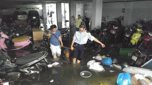 Sau hơn 12 giờ xảy ra mưa lớn g&acirc;y ngập, người d&acirc;n vẫn loay hoay khắc phục hậu quả.