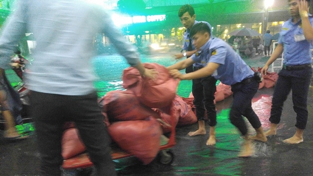 Trước đ&oacute;, một si&ecirc;u thị tr&ecirc;n đường Trường Chinh cũng bị nước tấn c&ocirc;ng v&agrave;o tầng hầm.