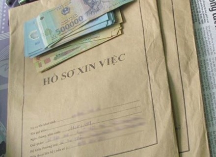 C&aacute;c bị c&aacute;o lừa đảo bằng h&igrave;nh thức nhận tiền đặt cọc xin việc v&agrave;o cơ quan Nh&agrave; nước. Ảnh minh họa