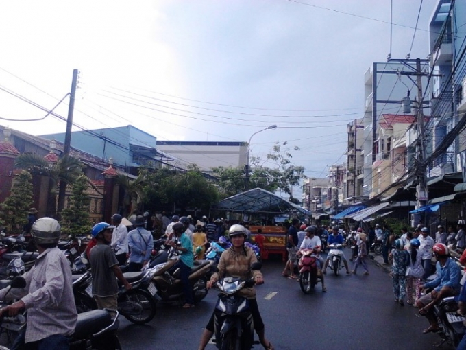 Người d&acirc;n đến xem hiện trường vụ ch&aacute;y.