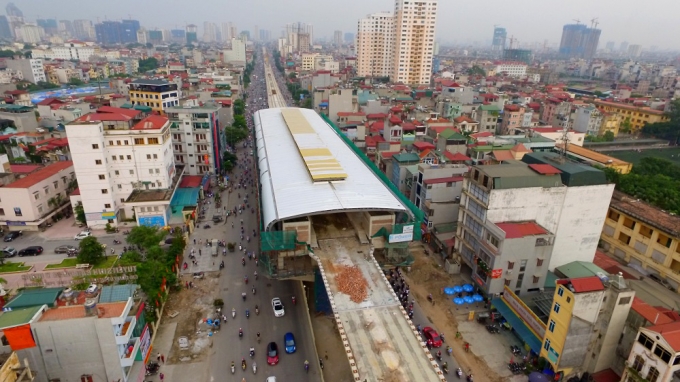 Hiện 10/12 nh&agrave; ga cơ bản đ&atilde; ho&agrave;n th&agrave;nh xong việc lắp đặt d&agrave;n m&aacute;i th&eacute;p, trang tr&iacute; nội thất, x&acirc;y dựng đường l&ecirc;n xuống kết nối v&agrave; c&aacute;c c&ocirc;ng tr&igrave;nh phụ tạm. Trong đ&oacute;, theo kế hoạch nh&agrave; ga La Kh&ecirc; (H&agrave; Đ&ocirc;ng) sẽ ho&agrave;n thiện v&agrave;o th&aacute;ng 10/2016 v&agrave; được chọn l&agrave;m mẫu về tiến độ, chất lượng, an to&agrave;n, sau đ&oacute; sẽ được nh&acirc;n rộng cho c&aacute;c ga c&ograve;n lại.