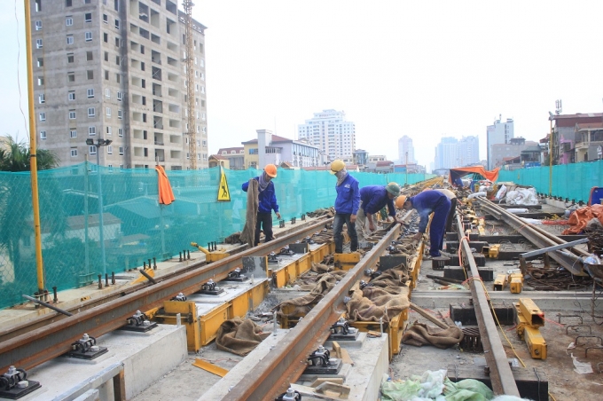 C&ugrave;ng với việc ho&agrave;n th&agrave;nh nh&agrave; ga mẫu, những m&eacute;t đường ray đầu ti&ecirc;n đ&atilde; được thực hiện tr&ecirc;n tuyến V&agrave;nh đai 3 - Thanh Xu&acirc;n.