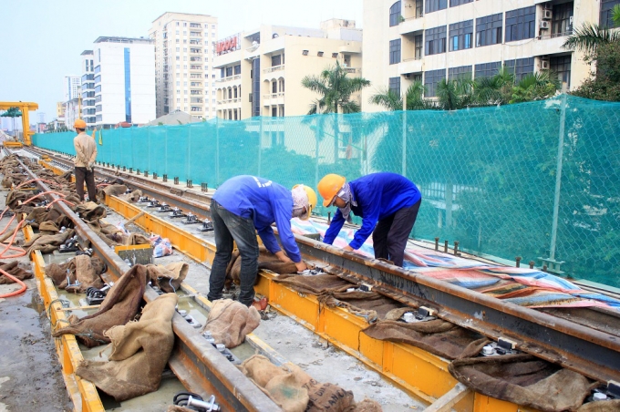 Về tiến độ thực hiện to&agrave;n dự &aacute;n, theo Bộ Giao th&ocirc;ng vận tải, mặc d&ugrave; gặp rất nhiều kh&oacute; khăn về vốn nhưng đến nay khối lượng x&acirc;y lắp hạ tầng chạy t&agrave;u của Dự &aacute;n đ&atilde; ho&agrave;n th&agrave;nh 80%, trong đ&oacute;: ho&agrave;n th&agrave;nh 100% trụ cầu khu gian (419 trụ) v&agrave; 100% x&agrave; mũ c&aacute;c nh&agrave; ga (112 x&agrave; mũ), ho&agrave;n th&agrave;nh 100% c&ocirc;ng t&aacute;c đ&uacute;c dầm (806 phiến) v&agrave; lao lắp được 778/806 phiến (c&ograve;n 18 phiến dầm tại khu vực tiếp nối nh&aacute;nh v&agrave;o ra v&agrave; đầu ga V&agrave;nh đai 3, Văn Kh&ecirc;).