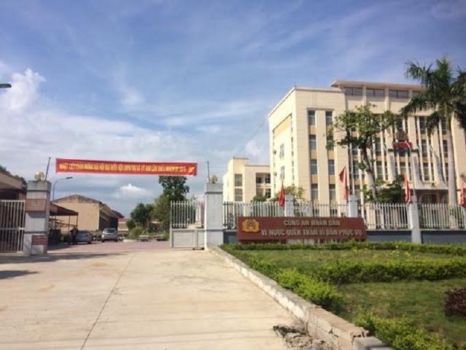 Hai thanh tra Cục đường bộ bị đưa về trụ sở C&ocirc;ng an thị x&atilde; Kỳ Anh tạm giữ.