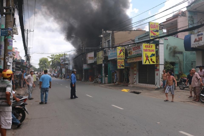 TP HCM: Giải cứu cụ b&agrave; bị bại liệt trong căn nh&agrave; bốc ch&aacute;y ng&ugrave;n ngụt