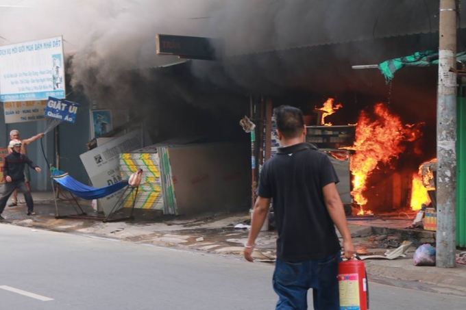 Lửa k&egrave;m theo kh&oacute;i bốc l&ecirc;n nghi ng&uacute;t