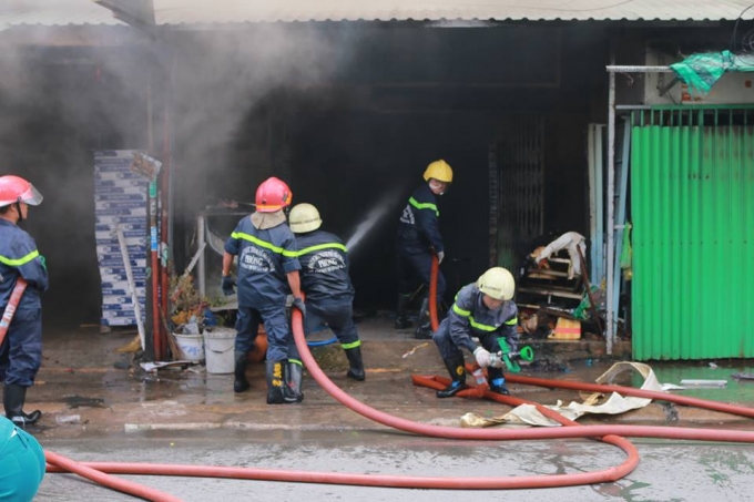 Lực lượng PCCC t&iacute;ch cực dập lửa