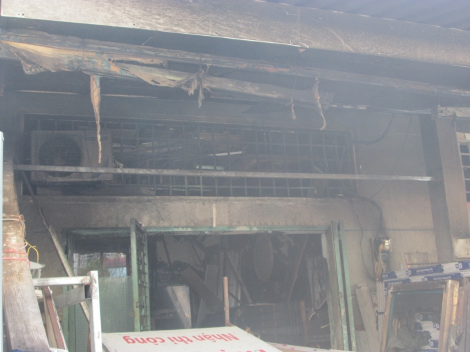 Căn nh&agrave; bị ch&aacute;y rụi