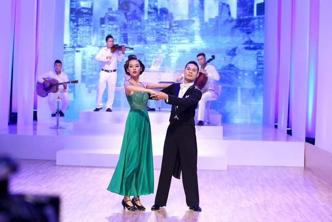 Ph&iacute; Phương Anh với th&acirc;n h&igrave;nh mảnh mai cũng thể hiện rất tốt phần thi n&agrave;y.