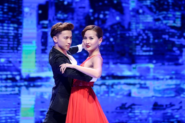 Kh&aacute;nh Ng&acirc;n cũng ho&agrave;n th&agrave;nh tốt b&agrave;i nhảy của m&igrave;nh.