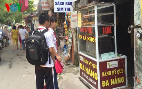 Theo thống k&ecirc; từ Bộ Y tế, 70 - 80% số thực phẩm đường phố bị nhiễm khuẩn.