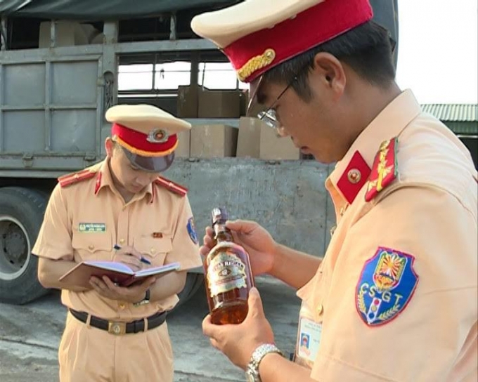 420 chai rượu ngoại nhập lậu đ&atilde; được SCGT chuyển giao cơ quan chức năng xử l&yacute;.
