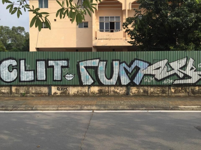 Những h&agrave;ng r&agrave;o dọc đường T&acirc;y Hồ được phủ &nbsp;k&iacute;n bằng những h&agrave;ng chữ.