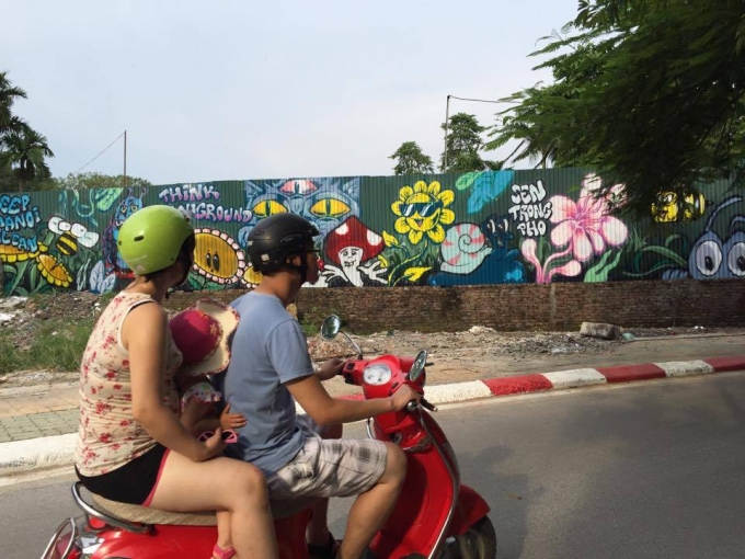 Bức ảnh tr&ocirc;ng cực kỳ nghệ thuật chứ kh&ocirc;ng đơn giản chỉ l&agrave; những n&eacute;t vẽ nguệch ngoạc, c&aacute;u bẩn tại con đường T&acirc;y Hồ