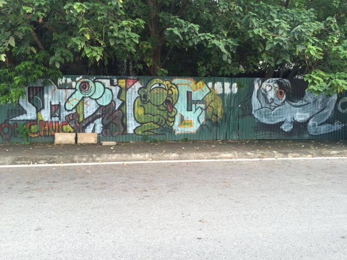 Những n&eacute;t vẽ Graffiti g&acirc;y phản cảm dọc con đường Quảng Kh&aacute;nh.