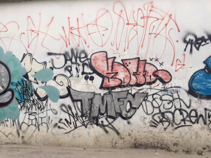 Con đường tr&ecirc;n phố Y&ecirc;n Phụ trở n&ecirc;n nhiều m&agrave;u sắc hơn với những n&eacute;t vẽ Graffiti  &nbsp;