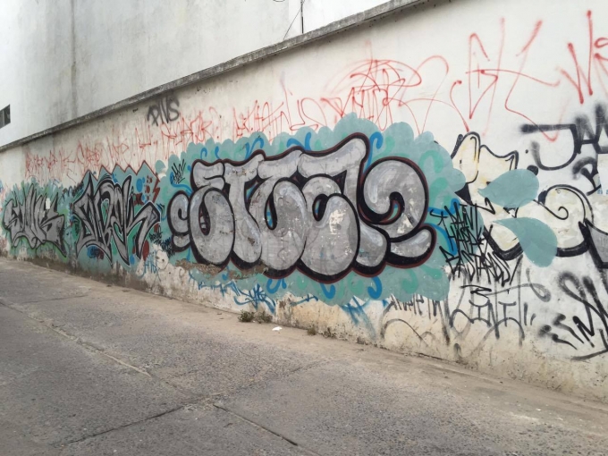 Những con hẻm tr&ecirc;n phố Y&ecirc;n Phụ trở n&ecirc;n đẹp mắt hơn nhờ ngh&ecirc;̣ thu&acirc;̣t graffiti nhi&ecirc;̀u màu sắc.