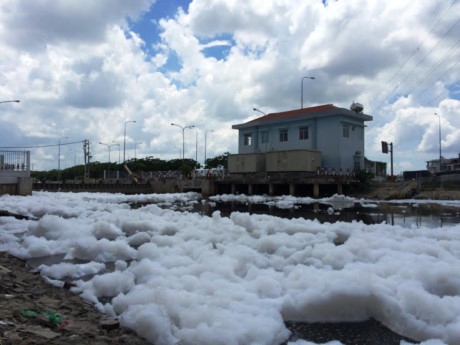 Bọt xuất hiện tại trạm bơm tho&aacute;t nước sau cơn mưa lớn.