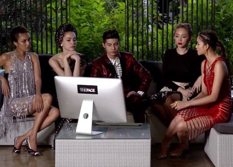 3 HLV c&ugrave;ng 2 vị gi&aacute;m khảo kh&aacute;ch mời h&agrave;o hứng nhận x&eacute;t về phần thi của c&aacute;c th&iacute; sinh trước một m&aacute;y t&iacute;nh được cho l&agrave; chưa cắm điện.