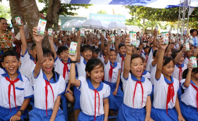 Niềm vui uống sữa của c&aacute;c em học sinh trường tiểu học B Mỹ Hiệp, Ấp Đ&ocirc;ng Ch&acirc;u, x&atilde; Mỹ Hiệp, huyện Chợ Mới, tỉnh An Giang.