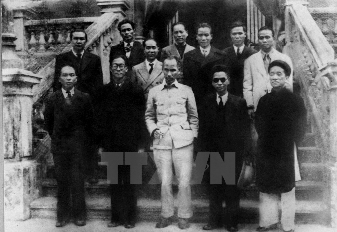 Ng&agrave;y 25/8/1945 Ủy ban giải ph&oacute;ng d&acirc;n tộc do Quốc d&acirc;n Đại hội T&acirc;n Tr&agrave;o cử ra được cải tổ th&agrave;nh Ch&iacute;nh phủ l&acirc;m thời do Chủ tịch Hồ Ch&iacute; Minh l&agrave;m chủ tịch.