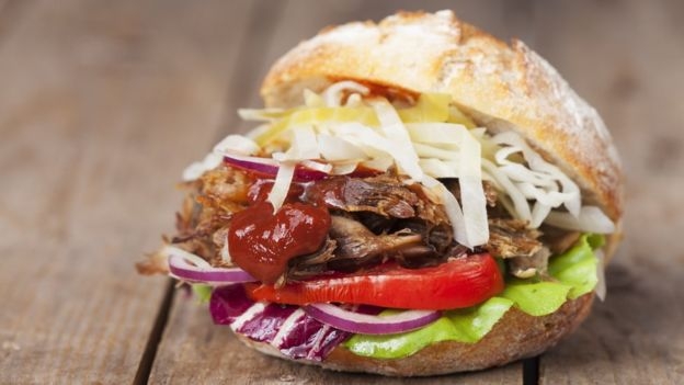 Cơ quan ti&ecirc;u chuẩn thực phẩm (FSA) của Mỹ khuyến c&aacute;o kh&ocirc;ng n&ecirc;n ăn b&aacute;nh mỳ kẹp thịt t&aacute;i để tr&aacute;nh nguy cơ ngộ độc.