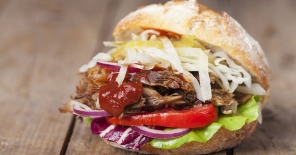 Cảnh báo nguy cơ ngộ độc từ bánh mỳ kẹp thịt