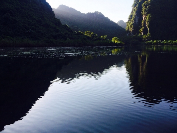 Quang cảnh Tr&agrave;ng An l&uacute;c ho&agrave;ng h&ocirc;n bu&ocirc;ng xuống.