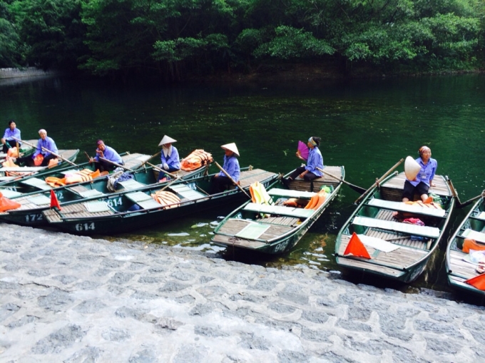 Những chiếc thuyền được sơn m&agrave;u xanh đang xếp h&agrave;ng ngay ngắn dọc b&ecirc;n bờ.