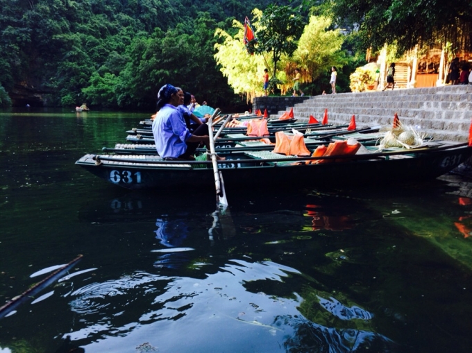 C&aacute;c c&ocirc; l&aacute;i thuyền đang tr&ograve; chuyện r&ocirc;m rả trong l&uacute;c chờ kh&aacute;ch .