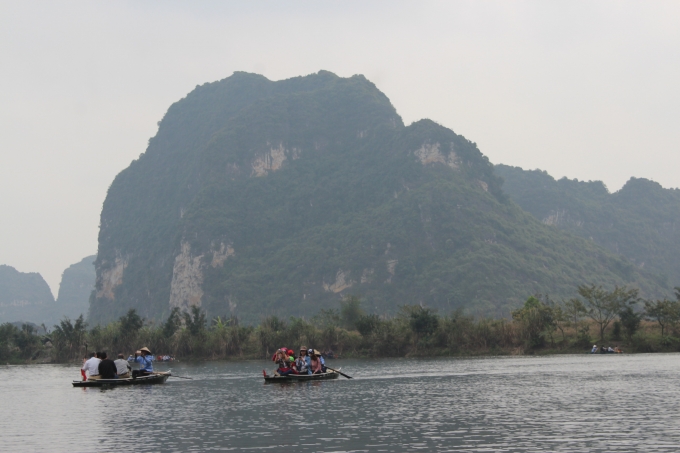 Từng đo&agrave;n du kh&aacute;ch đi thuyền ngắm cảnh tr&ecirc;n s&ocirc;ng.