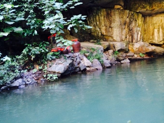 Những b&igrave;nh rượu nằm trong hang từ nhiều năm nay lu&ocirc;n khiến du kh&aacute;ch t&ograve; m&ograve;.