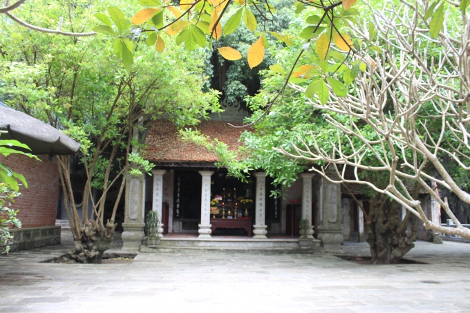 Khu miếu thờ linh thi&ecirc;ng nằm trong khu sinh th&aacute;i.