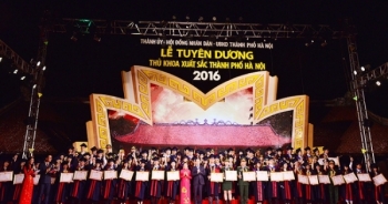 Hà Nội tuyên dương 100 thủ khoa xuất sắc tại Văn Miếu