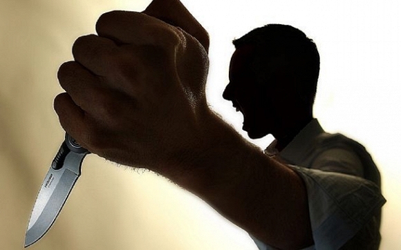 Rạng d&ugrave;ng dao tự chế ch&eacute;m một nh&aacute;t v&agrave;o cổ Phong khiến nạn nh&acirc;n tử vong.