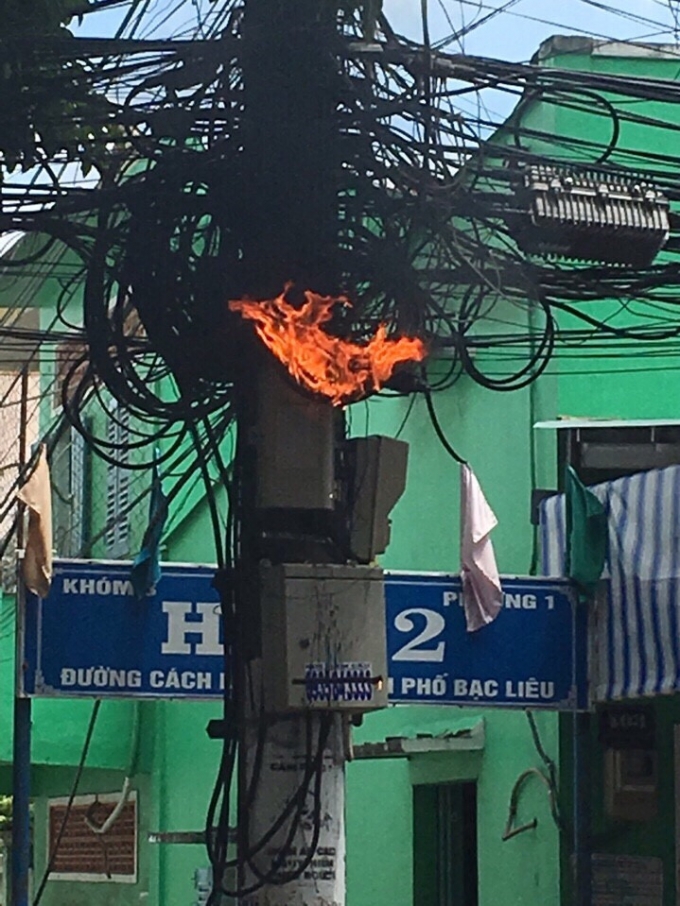 Cột điện đang bốc ch&aacute;y.