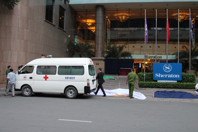 Nam c&ocirc;ng nh&acirc;n rơi từ tầng cao kh&aacute;ch sạn xuống đất tử vong.