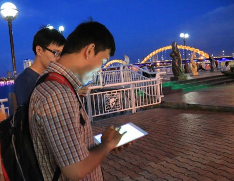 Giới trẻ Đ&agrave; Nẵng chơi Pokemon Go ở vỉa h&egrave; đường Bạch Đằng.
